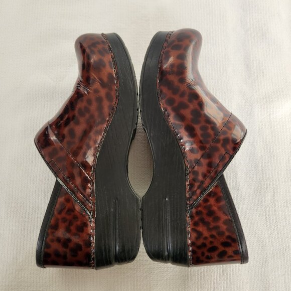 Dansko Cheetah Patent Leather Print Women’s Slip On Clogs Size 38 Nursing Shoes - Picture 9 of 14